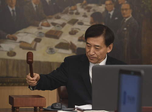 이주열 한국은행 총재가 30일 서울 한국은행 금융통화위원회 회의실에서 열린 11월 통화정책 방향 관련 금통위에서 의사봉을 두드리고 있다. 연합뉴스